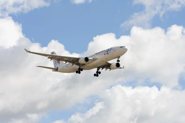 Flugzeug in der Luft — Stockfoto