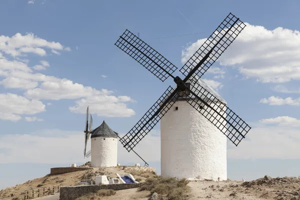漂亮的风车在孔苏埃格拉、 托莱多、 西班牙 — 图库照片