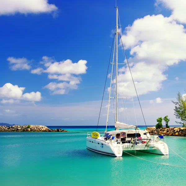 Paesaggio tropicale con yacht — Foto Stock