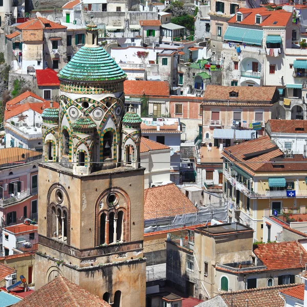Het platform van prachtige amalfi, bekijken met kerk — Stockfoto