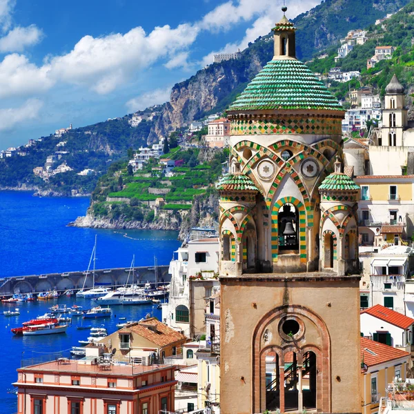 Architektur von wunderschönem Amalfi, Aussicht mit Kirche — Stockfoto