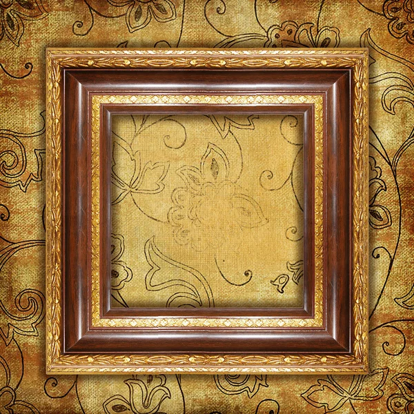 Moldura dourada esculpida sobre papel de parede velho — Fotografia de Stock