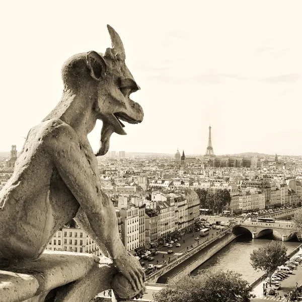 Паризький подробиці - охоронці місто сепія тоновані зображення — стокове фото
