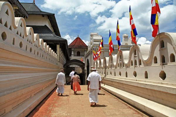 Los más grandes hitos de los budistas - Kandy, templo de los dientes, ir a la ceremonia —  Fotos de Stock