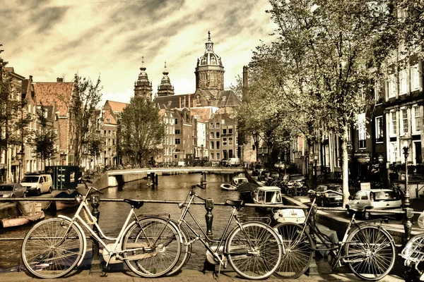 Krásné amsterdamské kanály - obrázek v retro stylu — Stock fotografie