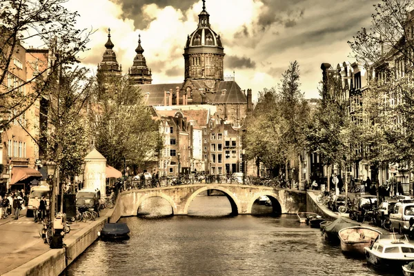 Hermosos canales de Amsterdam - imagen en estilo retro —  Fotos de Stock