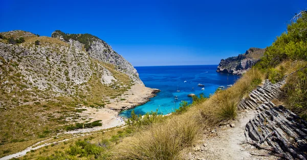 Increíble Mallorca - pintoresca bahía de color turquesa. Capa de Formentor — Foto de Stock