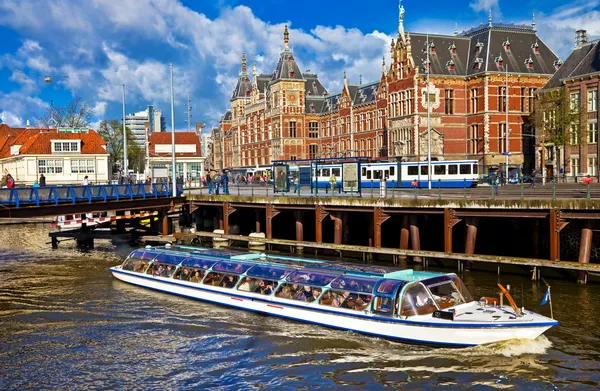 Hermosa Amsterdam - canales en el centro de —  Fotos de Stock