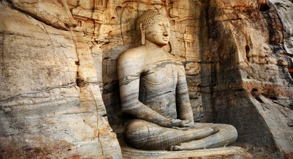 Estátua de Buda monólito único no templo de Polonnaruwa - capital medieval do Ceilão, Património Mundial da UNESCO — Fotografia de Stock