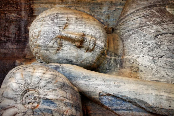 Colocando Buda no templo de Polonnaruwa - capital medieval do Ceilão, Patrimônio Mundial da UNESCO — Fotografia de Stock