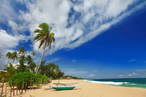 Trópusi magány - strand jelenet hajóval. Srí lanka — Stock Fotó