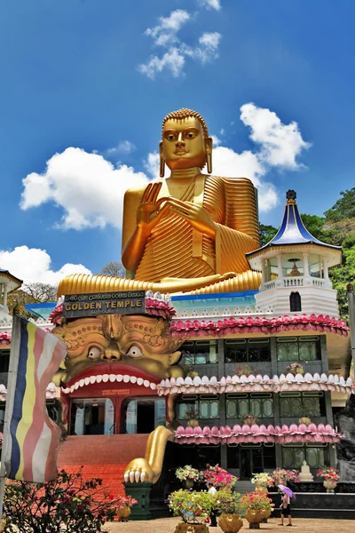 Die größten buddhistischen Sehenswürdigkeiten - dambula goldener Tempel, sri lanka — Stockfoto