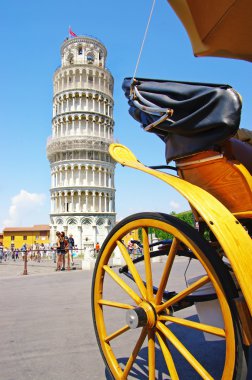 Pisa tower met paard carridge voor