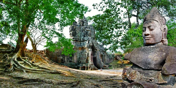 古代カンボジアで神秘的な隠された寺院 — ストック写真