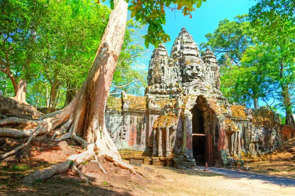 Starobylé brány angkor v Kambodži — Stock fotografie