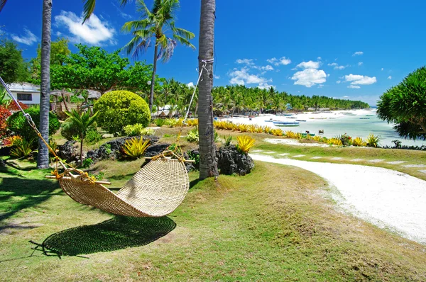 Escena tropical pictórica con hamaca — Foto de Stock