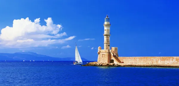 Bildszene in Chania mit Leuchtturm und Jacht — Stockfoto