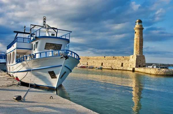 Faro e barca nel vecchio porto di Rethimno — Foto Stock