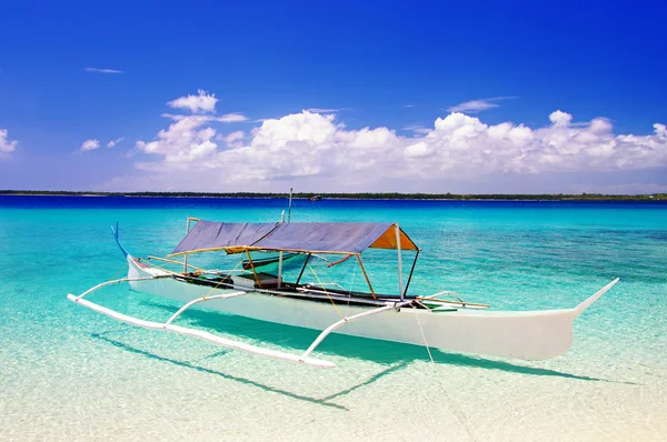 Тропічна сцена на пляжі з човном — стокове фото