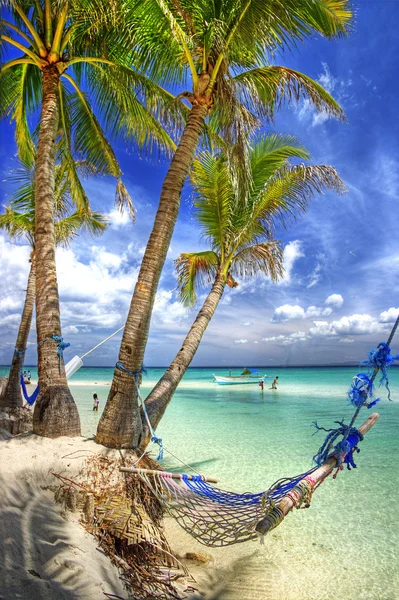 Tropiska landskap med hängmatta — Stockfoto