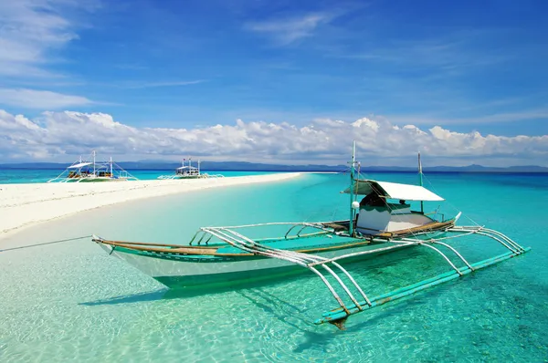 Тропическая сцена на пляже с лодкой — стоковое фото