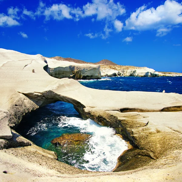 Incrível Grécia série Milos ilha, caverna rochosa — Fotografia de Stock