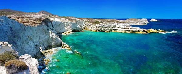 Beautiful island Milos, Greece, rocky landscape with torcuoise waters — Stock Photo, Image