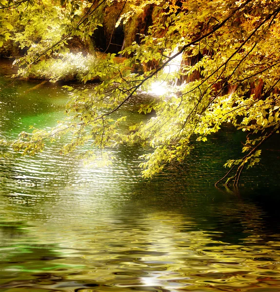 Pohádkové podzimní řeka — Stock fotografie