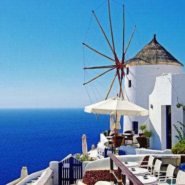 Santorini - restoran ve yel değirmeni ile görünüm