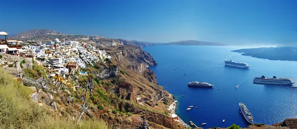 Panoramic view with cruise boats - Santorini — Stock Photo, Image