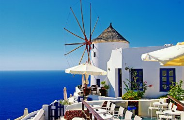 Santorini - restoran ve yel değirmeni ile görünüm