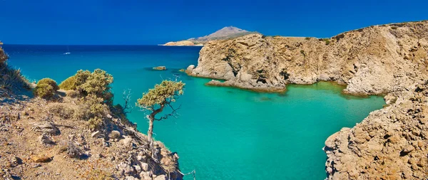 Beau panorama de la baie turquoise, île de Milos, série grecque — Photo