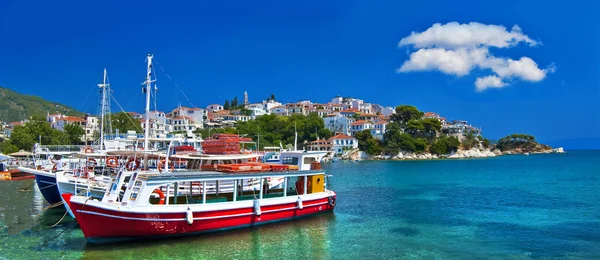 Bildmässigt hamnar små grekiska öar - skopelos — Stockfoto