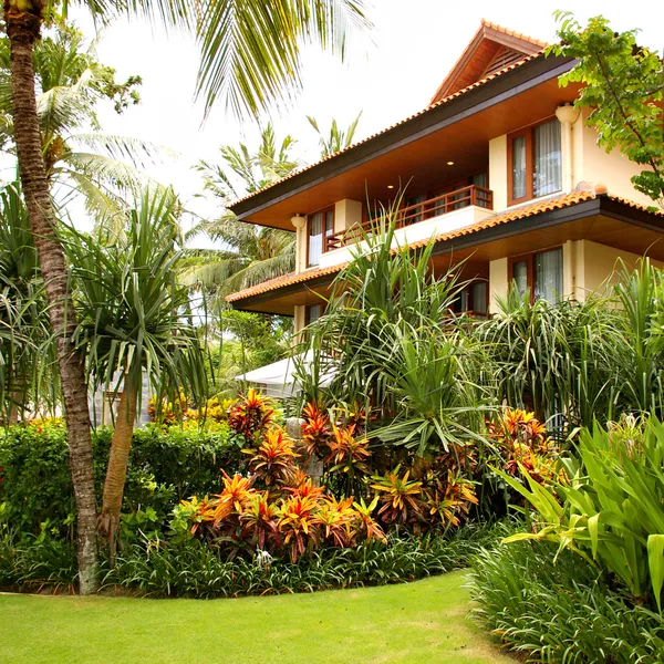 Tropische villa met prachtige tuin — Stockfoto