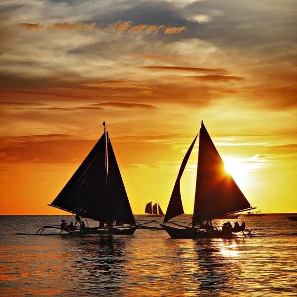 Sailing on sunset — Zdjęcie stockowe