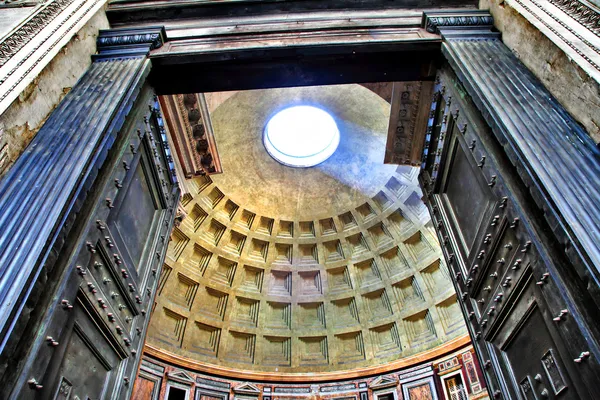 Intérieur du Panthéon de Rome avec le célèbre rayon de lumière du haut — Photo