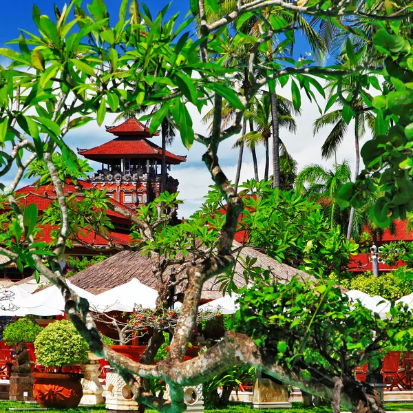 Tropical villa with beautiful garden — Stock Photo, Image