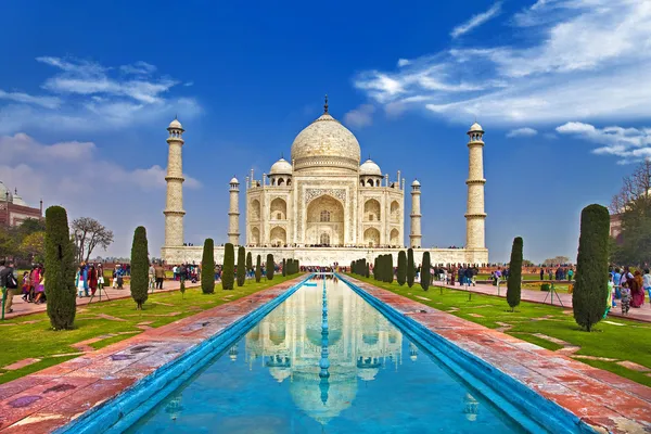 Taj mahal front view with reflection — Stock Photo, Image