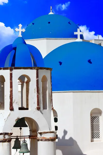 Dômes des églises bleues - symbole de Santorin unique — Photo