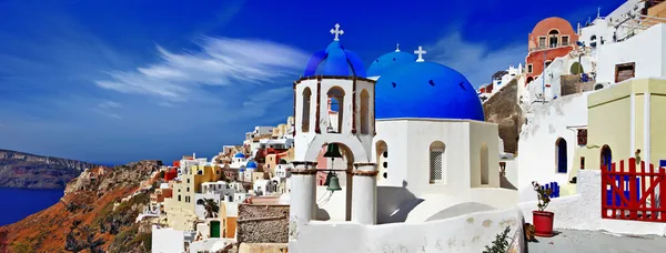 Panorama del hermoso pueblo de Oia - Santorini, Grecia — Foto de Stock