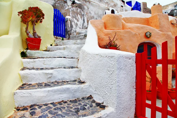魅力的なギリシャの細部。サントリーニ島の通り — ストック写真
