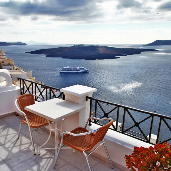 Romantikus Santorini - terasz étterem kilátás — Stock Fotó