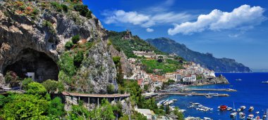 doğal amalfi coast, mağara ve serpantin yolu ile görünüm