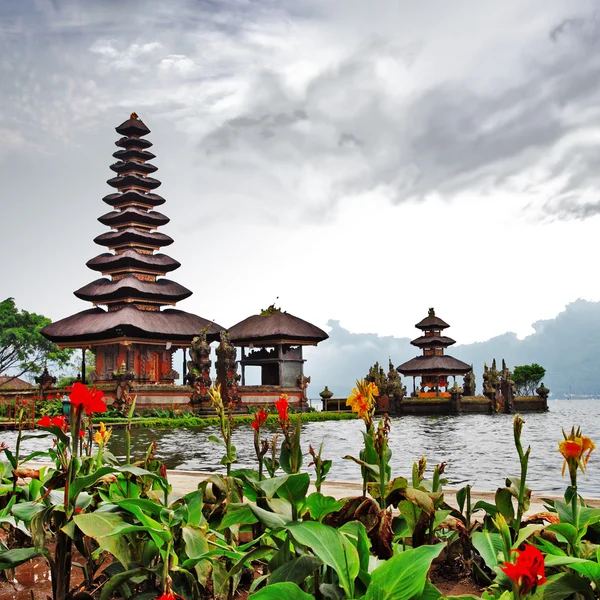 Templo Pura Ulun Danu en un lago Beratán. Bali. — Foto de Stock