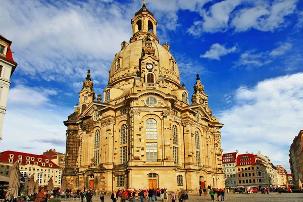 Iglesia Frauenkirche en Dresde Alemania en un día soleado con azul —  Fotos de Stock