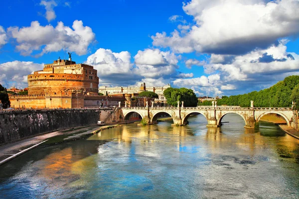 Nádherný výhled s hradem st. angelo. Řím — Stock fotografie