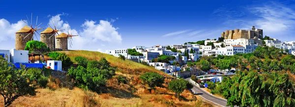 Panorama malebného ostrova Patmos. pohled na choru a větrné mlýny , — Stock fotografie