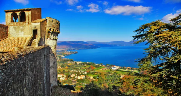 Uitzicht op het meer van kasteel viersterrenresort di bracciano, Italië — Stockfoto