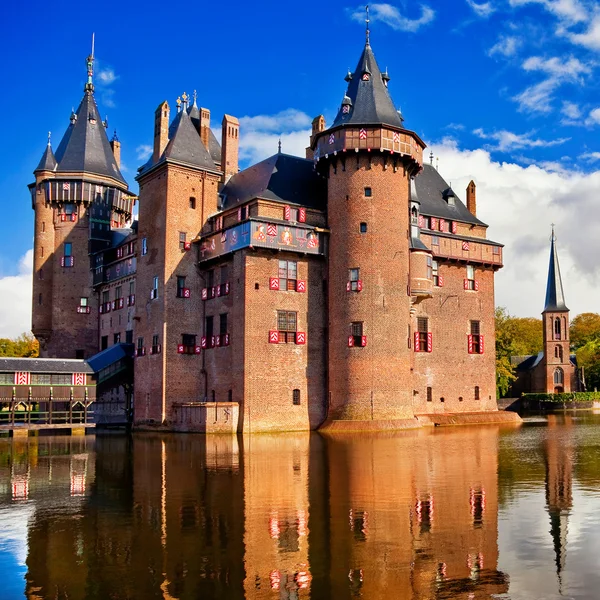 Belo castelo romântico Holanda na água de Haar — Fotografia de Stock