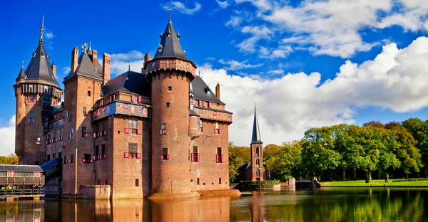 Beau château romantique Hollande sur l'eau de Haar — Photo